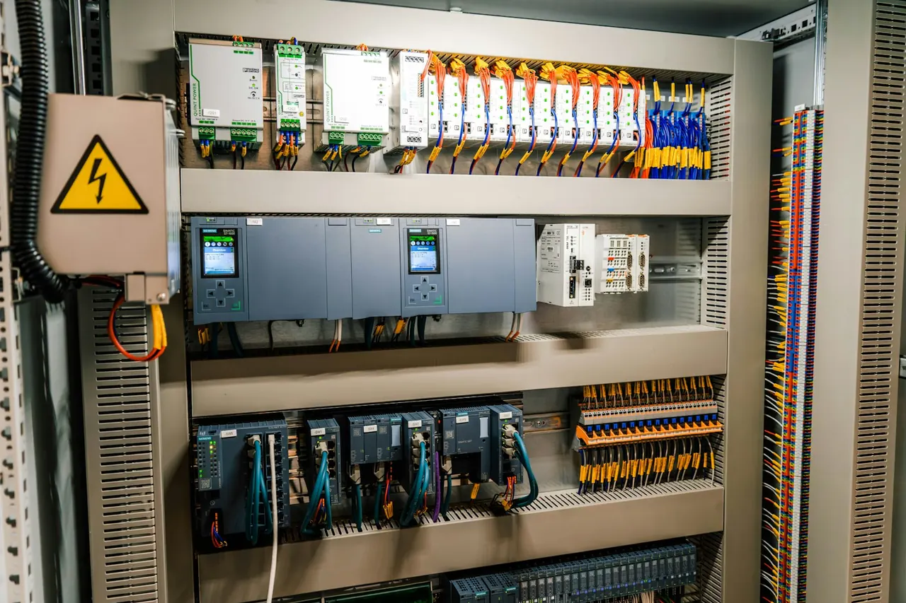 Armario eléctrico con PLC y bornas