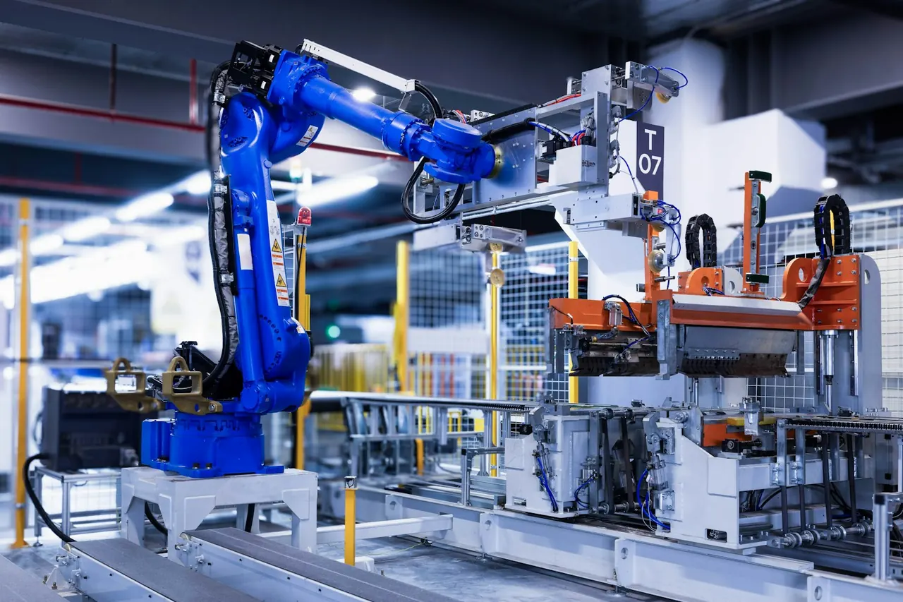 Célula robotizada con brazo industrial