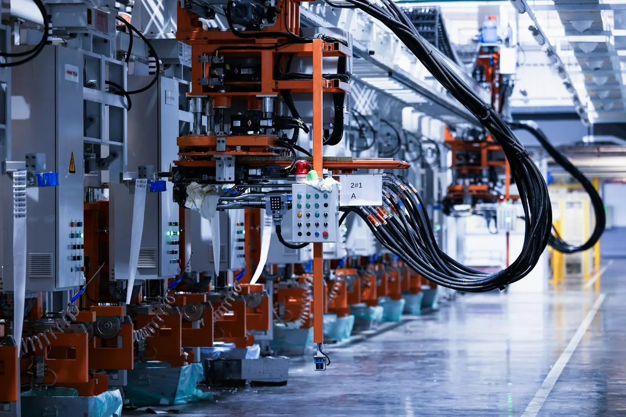 Estación de ensamblaje automática con manipuladores y mangueras