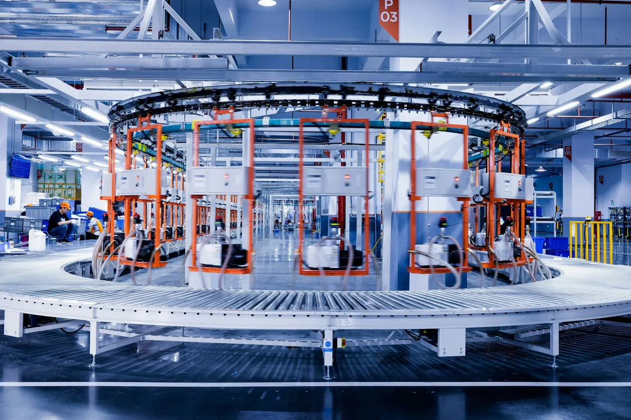 Línea de montaje circular con transportador de rodillos